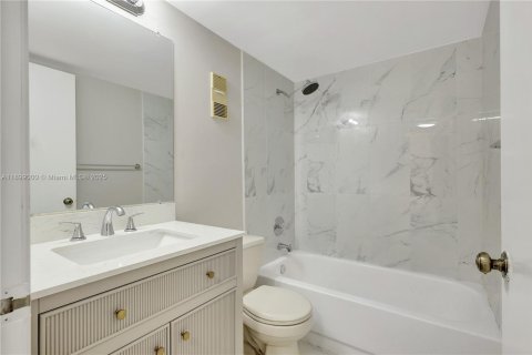 Condo in Plantation, Florida, 2 bedrooms  № 1951146 - photo 13