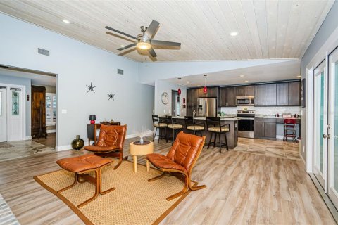 House in Temple Terrace, Florida 4 bedrooms, 252.42 sq.m. № 1718748 - photo 12
