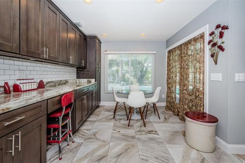 House in Temple Terrace, Florida 4 bedrooms, 252.42 sq.m. № 1718748 - photo 19