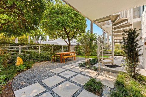 Кондоминиум с 2 спальнями в Майами-Бич, Флорида № 2024224