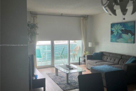 Condo in Hollywood, Florida, 1 bedroom  № 1862470 - photo 12