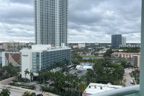 Condo in Hollywood, Florida, 1 bedroom  № 1862470 - photo 3