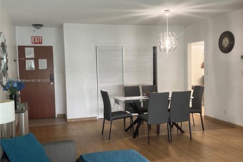 Condo in Hollywood, Florida, 1 bedroom  № 1862470 - photo 1