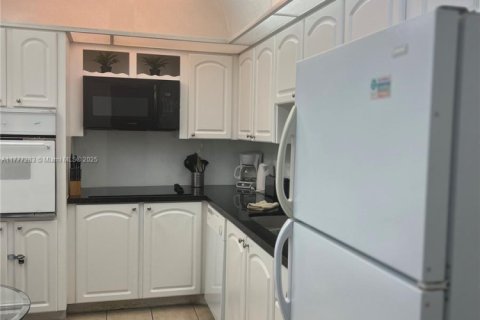 Condo in Hollywood, Florida, 1 bedroom  № 1862470 - photo 11
