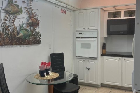 Condo in Hollywood, Florida, 1 bedroom  № 1862470 - photo 8