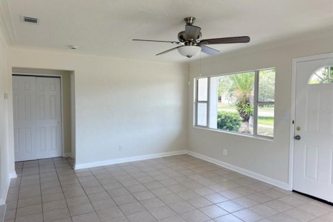 House in Saint Petersburg, Florida 3 bedrooms, 137.59 sq.m. № 1879196 - photo 3
