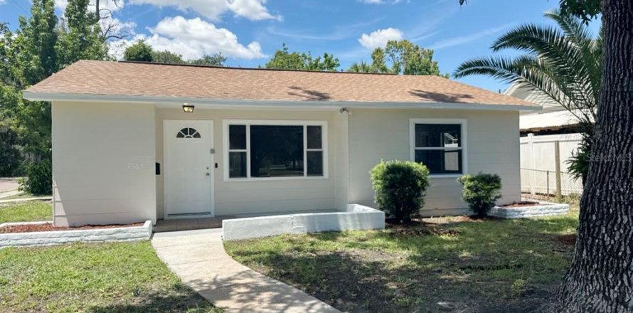 House in Saint Petersburg, Florida 3 bedrooms, 137.59 sq.m. № 1879196