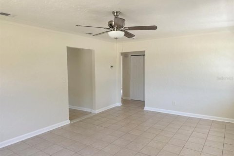 House in Saint Petersburg, Florida 3 bedrooms, 137.59 sq.m. № 1879196 - photo 2