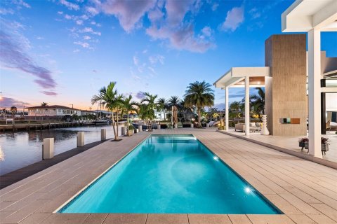 House in Lighthouse Point, Florida 3 bedrooms, 290.04 sq.m. № 2015238 - photo 27