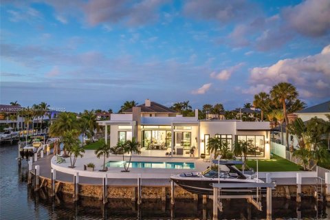 House in Lighthouse Point, Florida 3 bedrooms, 290.04 sq.m. № 2015238