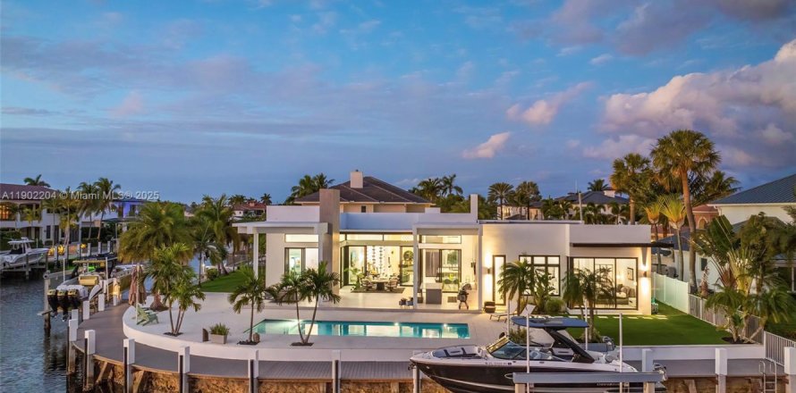 House in Lighthouse Point, Florida 3 bedrooms, 290.04 sq.m. № 2015238