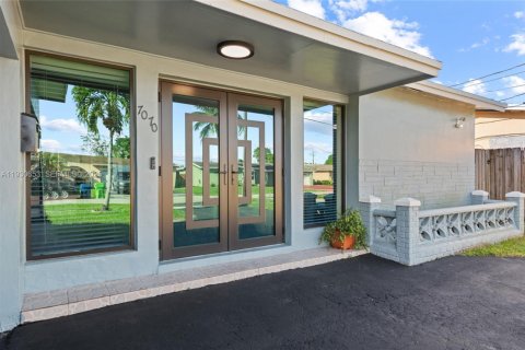 Снять в аренду виллу или дом в Санрайз, Флорида 3 спальни, 142.7м2, № 1989437 - фото 5