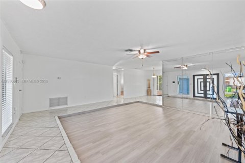 Снять в аренду виллу или дом в Санрайз, Флорида 3 спальни, 142.7м2, № 1989437 - фото 9