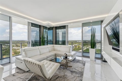 Condo in North Miami Beach, Florida, 3 bedrooms  № 2428208 - photo 2