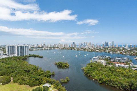 Condo in North Miami Beach, Florida, 3 bedrooms  № 2428208 - photo 25