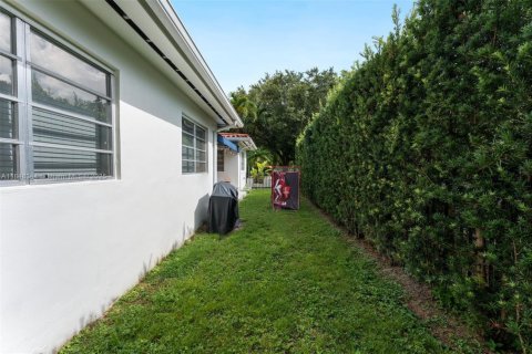 House in Coral Gables, Florida 3 bedrooms, 162.67 sq.m. № 1850404 - photo 28