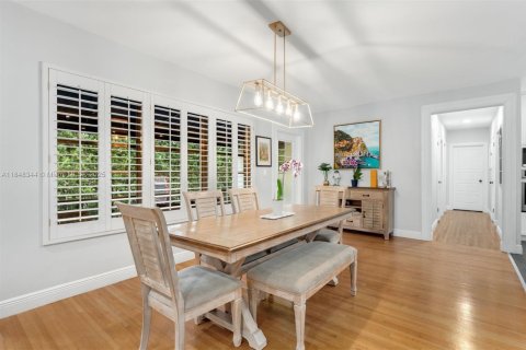 House in Coral Gables, Florida 3 bedrooms, 162.67 sq.m. № 1850404 - photo 9