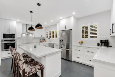 House in Coral Gables, Florida 3 bedrooms, 162.67 sq.m. № 1850404 - photo 13