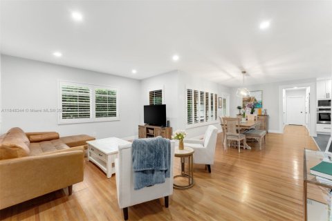 House in Coral Gables, Florida 3 bedrooms, 162.67 sq.m. № 1850404 - photo 5