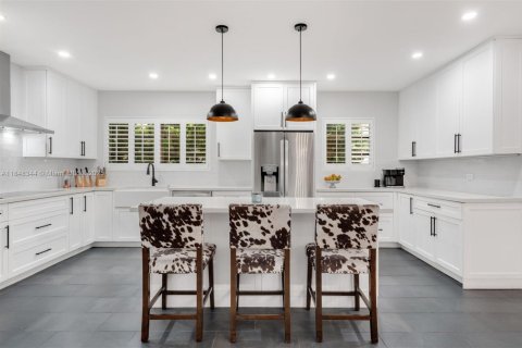 House in Coral Gables, Florida 3 bedrooms, 162.67 sq.m. № 1850404 - photo 12