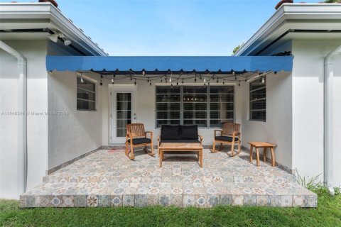House in Coral Gables, Florida 3 bedrooms, 162.67 sq.m. № 1850404 - photo 30