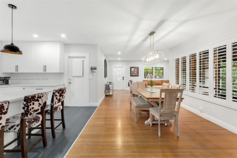 House in Coral Gables, Florida 3 bedrooms, 162.67 sq.m. № 1850404 - photo 11
