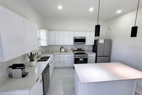 Villa ou maison à vendre à Cape Coral, Floride: 4 chambres, 176.89 m2 № 2391078 - photo 28