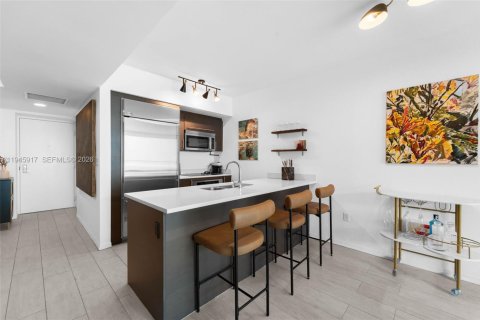 Condo in Miami, Florida, 1 bedroom  № 2002726 - photo 7