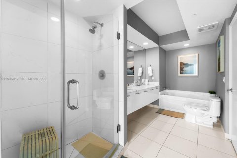 Condo in Miami, Florida, 1 bedroom  № 2002726 - photo 13