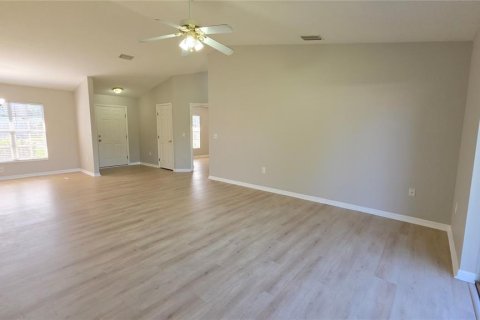 Villa ou maison à louer à Zephyrhills, Floride: 3 chambres, 150.32 m2 № 2430825 - photo 4