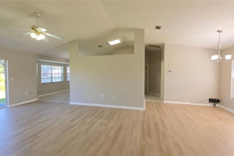 Villa ou maison à louer à Zephyrhills, Floride: 3 chambres, 150.32 m2 № 2430825 - photo 5