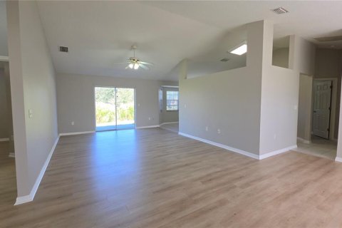 Villa ou maison à louer à Zephyrhills, Floride: 3 chambres, 150.32 m2 № 2430825 - photo 3
