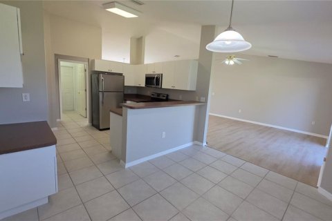 Villa ou maison à louer à Zephyrhills, Floride: 3 chambres, 150.32 m2 № 2430825 - photo 9