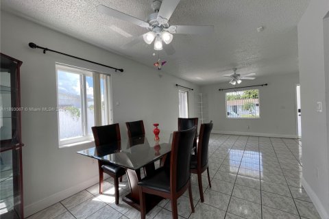 House in Homestead, Florida 3 bedrooms, 102.19 sq.m. № 1951601 - photo 2