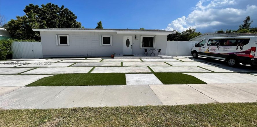 House in Homestead, Florida 3 bedrooms, 102.19 sq.m. № 1951601