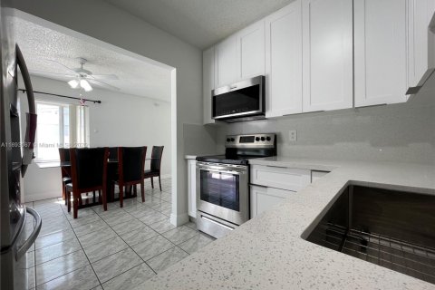 House in Homestead, Florida 3 bedrooms, 102.19 sq.m. № 1951601 - photo 4