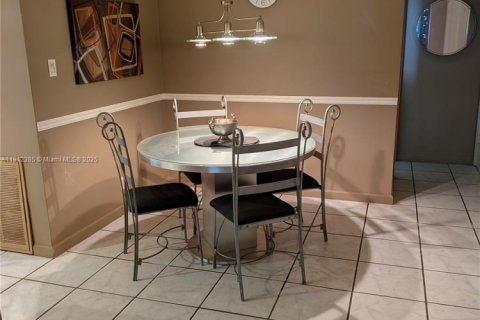 Villa ou maison à vendre à Tamarac, Floride: 2 chambres, 171.31 m2 № 1970830 - photo 4