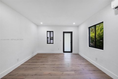 House in Miami, Florida 1 bedroom, 143.16 sq.m. № 1990170 - photo 8