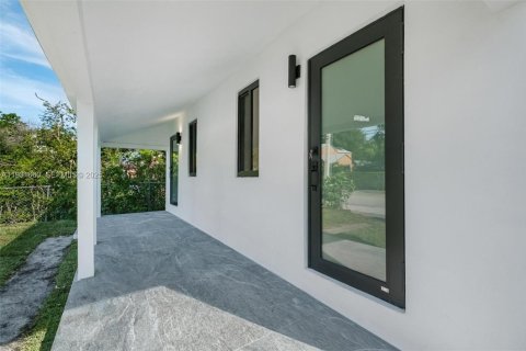 House in Miami, Florida 1 bedroom, 143.16 sq.m. № 1990170 - photo 3