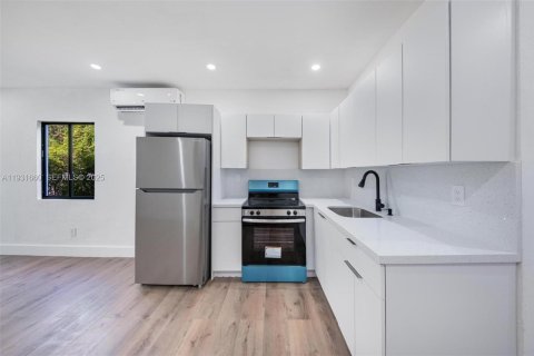 House in Miami, Florida 1 bedroom, 143.16 sq.m. № 1990170 - photo 7