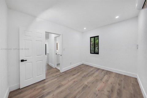 House in Miami, Florida 1 bedroom, 143.16 sq.m. № 1990170 - photo 10