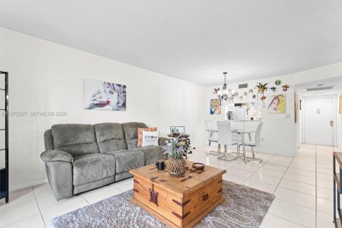 Copropriété à vendre à Pembroke Pines, Floride: 2 chambres, 79.15 m2 № 2048835 - photo 26