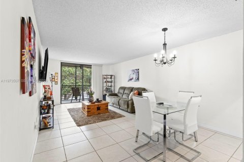 Copropriété à vendre à Pembroke Pines, Floride: 2 chambres, 79.15 m2 № 2048835 - photo 20