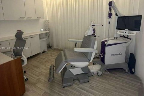 Купить коммерческую недвижимость в Халландейл-Бич, Флорида № 2034529 - фото 8