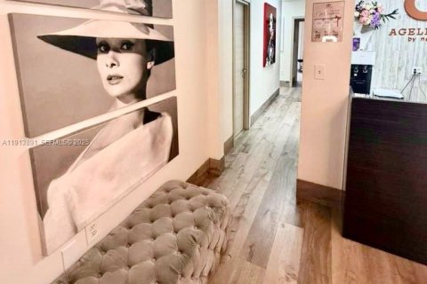 Коммерческая недвижимость в Халландейл-Бич, Флорида № 2034529