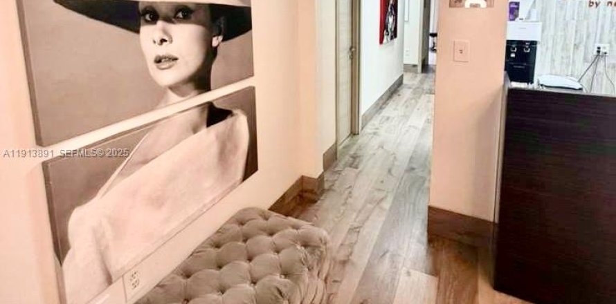 Коммерческая недвижимость в Халландейл-Бич, Флорида № 2034529