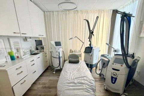 Купить коммерческую недвижимость в Халландейл-Бич, Флорида № 2034529 - фото 4