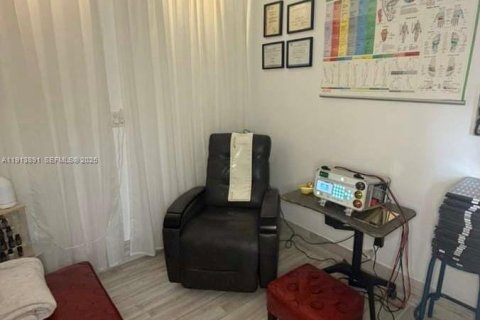 Купить коммерческую недвижимость в Халландейл-Бич, Флорида № 2034529 - фото 18