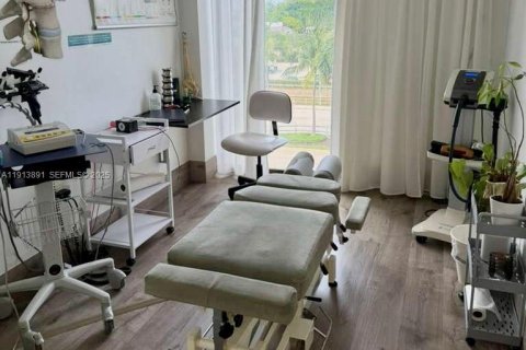 Купить коммерческую недвижимость в Халландейл-Бич, Флорида № 2034529 - фото 9