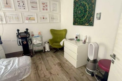 Купить коммерческую недвижимость в Халландейл-Бич, Флорида № 2034529 - фото 7